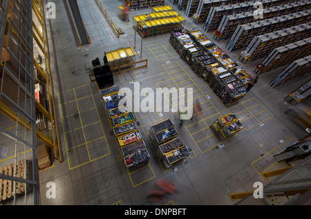 Faszinierend, hinter den Kulissen Bild des Amazon-Logistikzentrums in Staffordshire. Stockfoto