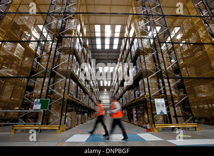 Faszinierend, hinter den Kulissen Bild des Amazon-Logistikzentrums in Staffordshire. Stockfoto