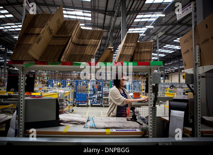 Faszinierend, hinter den Kulissen Bild des Amazon-Logistikzentrums in Staffordshire. Stockfoto