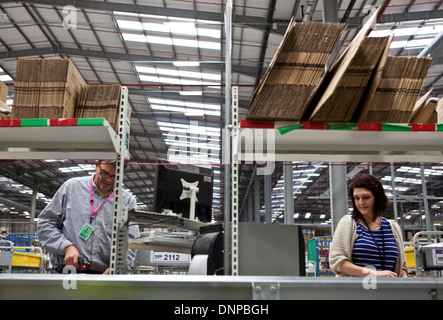 Faszinierend, hinter den Kulissen Bild des Amazon-Logistikzentrums in Staffordshire. Stockfoto