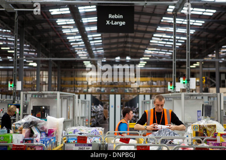 Faszinierend, hinter den Kulissen Bild des Amazon-Logistikzentrums in Staffordshire. Stockfoto