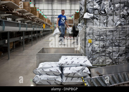 Faszinierend, hinter den Kulissen Bild des Amazon-Logistikzentrums in Staffordshire. Stockfoto