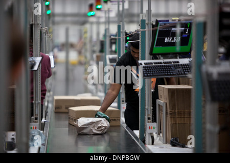 Faszinierend, hinter den Kulissen Bild des Amazon-Logistikzentrums in Staffordshire. Stockfoto