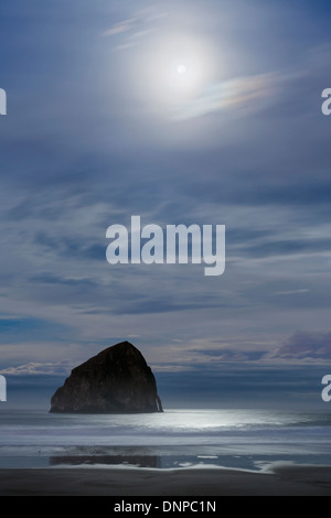 USA, Oregon, Pacific City, Cape Kiwanda State Park, Haystack Rock bei Monduntergang Stockfoto