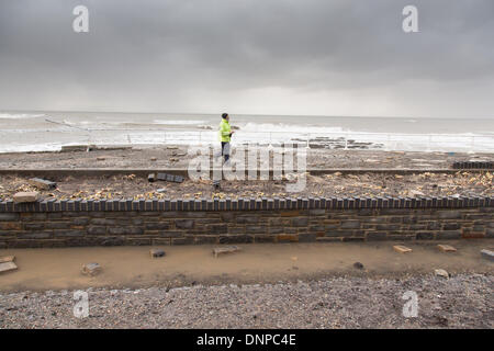 Aberystwyth, Großbritannien. 3. Januar 2014. Schäden Sie an Aberystwyth Strandpromenade. Starke Winde und eine Springflut verursacht Wellen an die Westküste von Wales zu zerschmettern. Die Promenade am Aberystwyth war für die Öffentlichkeit geschlossen, wie Wellen über den Deich Riss, brechen Küstenschutzes und Trümmer über ein weites Gebiet zu verbreiten. Polizei und Küstenwache abgesperrten im Norden und Süden Promenaden an den hohen Gezeiten, und ein Feuerwehrauto wurde gestrandet. Bildnachweis: atgof.co/Alamy Live News Stockfoto