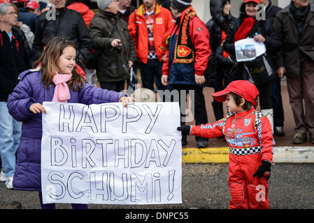 die französischen Alpen, Frankreich. 3. Januar 2014. Am Tag des Schumachers 45. Geburtstag banner Kinder wo missbraucht von ihren Angehörigen, mit einem "Happy Birthday Schumi" zu posieren vor "Centre Hospitalier Universitaire" (CHU) Krankenhaus in Grenoble, in der Nähe von den französischen Alpen, Frankreich, 3. Januar 2014. Ehemaliger Formel ein deutscher Rennfahrer Michael Schumacher ist immer noch in einem kritischen Zustand, nachdem er Notoperation unterzog sich nach seiner Zulassung im Koma mit einem Schädel Trauma nach einem Skiunfall in Meribel, laut Krankenhaus in Grenoble. Foto: David Ebener/Dpa/Alamy Live News Stockfoto