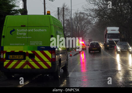 Christchurch, Dorset. 3. Januar 2014. Örtliche Polizei unterstützen Elektrizitäts-Gesellschaft nach ein Baum nach unten ausschlagen die Stromzufuhr zum Teil West Christchurch Credit Stromkabel bringt: Roger Allen Fotografie/Alamy Live News Stockfoto