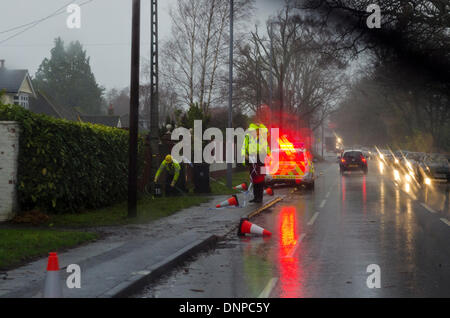 Christchurch, Dorset. 3. Januar 2014. Örtliche Polizei unterstützen Elektrizitäts-Gesellschaft nach ein Baum nach unten ausschlagen die Stromzufuhr zum Teil West Christchurch Credit Stromkabel bringt: Roger Allen Fotografie/Alamy Live News Stockfoto