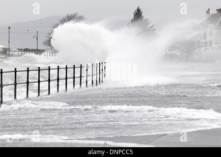 Wellen weht über Largs promenade auf dem Firth of Clyde, Schottland, UK Credit: Kenny Williamson / Alamy Live News Stockfoto