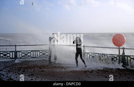 Ein paar von einer Welle bricht über die Promenade in Hove heute als außergewöhnliche Hochwasser und Stürme erwischt Stockfoto