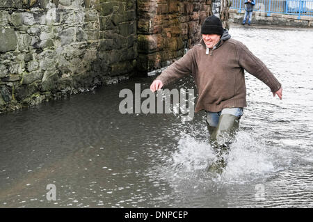 Holywood, Northern Ireland. 3. Januar 2013 - ein Mann geht durch Hochwasser in Holywood Esplanade Credit: Stephen Barnes/Alamy Live News Stockfoto