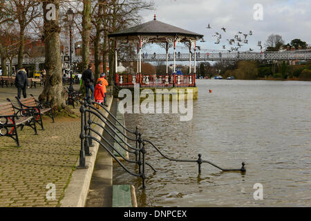 Chester, UK. 3. Januar 2014. Die Musikpavillon ist teilweise durch die Flut auf den Fluss Dee in The Groves in Chester Stadtzentrum getaucht. Bildnachweis: Andrew Paterson/Alamy Live-Nachrichten Stockfoto