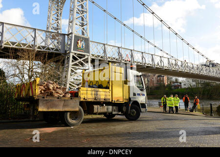 Chester, UK. 3. Januar 2014. Des Rates Arbeiter mit Sandsäcken erwarten die Flut auf den Fluss Dee in The Groves in Chester Stadtzentrum entfernt. Bildnachweis: Andrew Paterson/Alamy Live-Nachrichten Stockfoto