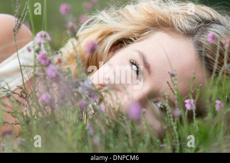 Frau auf der Wiese entspannen Stockfoto