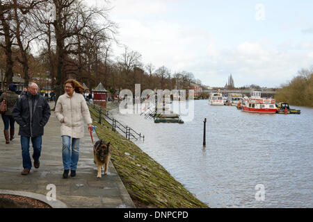 Chester, UK. 3. Januar 2014. Hundebesitzer bei The Groves in Chester Stadtzentrum passieren die Flut auf dem Fluss Dee. Bildnachweis: Andrew Paterson/Alamy Live-Nachrichten Stockfoto