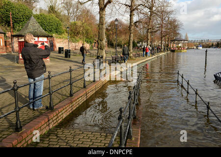 Chester, UK. 3. Januar 2014. Ein Mann fotografiert die Flut auf den Fluss Dee in The Groves in Chester Stadtzentrum entfernt. Bildnachweis: Andrew Paterson/Alamy Live-Nachrichten Stockfoto