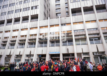 die französischen Alpen, Frankreich. 3. Januar 2014. Am Tag des Schumachers 45. Geburtstag stehen Fans vor "Centre Hospitalier Universitaire" (CHU) Krankenhaus in Grenoble, in der Nähe von den französischen Alpen, Frankreich, 3. Januar 2014. Ehemaliger Formel ein deutscher Rennfahrer Michael Schumacher ist immer noch in einem kritischen Zustand, nachdem er Notoperation unterzog sich nach seiner Zulassung im Koma mit einem Schädel Trauma nach einem Skiunfall in Meribel, laut Krankenhaus in Grenoble. Foto: David Ebener/Dpa/Alamy Live News Stockfoto