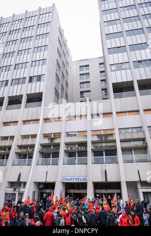die französischen Alpen, Frankreich. 3. Januar 2014. Am Tag des Schumachers 45. Geburtstag stehen Fans vor "Centre Hospitalier Universitaire" (CHU) Krankenhaus in Grenoble, in der Nähe von den französischen Alpen, Frankreich, 3. Januar 2014. Ehemaliger Formel ein deutscher Rennfahrer Michael Schumacher ist immer noch in einem kritischen Zustand, nachdem er Notoperation unterzog sich nach seiner Zulassung im Koma mit einem Schädel Trauma nach einem Skiunfall in Meribel, laut Krankenhaus in Grenoble. Foto: David Ebener/Dpa/Alamy Live News Stockfoto