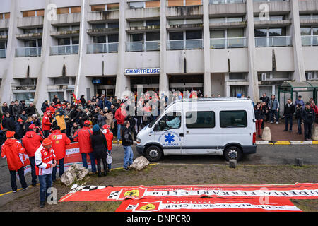 die französischen Alpen, Frankreich. 3. Januar 2014. Am Tag des Schumachers 45. Geburtstag stehen Fans vor "Centre Hospitalier Universitaire" (CHU) Krankenhaus in Grenoble, in der Nähe von den französischen Alpen, Frankreich, 3. Januar 2014. Ehemaliger Formel ein deutscher Rennfahrer Michael Schumacher ist immer noch in einem kritischen Zustand, nachdem er Notoperation unterzog sich nach seiner Zulassung im Koma mit einem Schädel Trauma nach einem Skiunfall in Meribel, laut Krankenhaus in Grenoble. Foto: David Ebener/Dpa/Alamy Live News Stockfoto