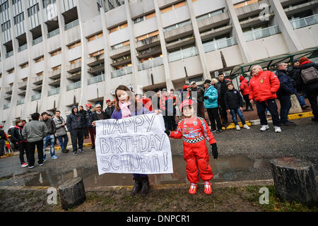 die französischen Alpen, Frankreich. 3. Januar 2014. Am Tag des Schumachers 45. Geburtstag stellen Kinder mit einem Banner "Happy Birthday Schumi!" vor "Centre Hospitalier Universitaire" (CHU) Krankenhaus in Grenoble, in der Nähe von den französischen Alpen, Frankreich, 3. Januar 2014. Ehemaliger Formel ein deutscher Rennfahrer Michael Schumacher ist immer noch in einem kritischen Zustand, nachdem er Notoperation unterzog sich nach seiner Zulassung im Koma mit einem Schädel Trauma nach einem Skiunfall in Meribel, laut Krankenhaus in Grenoble. Foto: David Ebener/Dpa/Alamy Live News Stockfoto