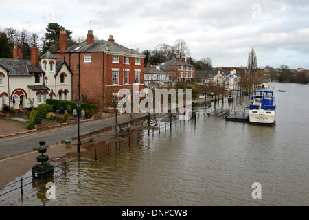 Chester, UK. 3. Januar 2014. Die Flut bewirkt, dass der Fluss Dee, seine Banken bei The Groves in Chester Stadtzentrum zu brechen. Bildnachweis: Andrew Paterson/Alamy Live-Nachrichten Stockfoto