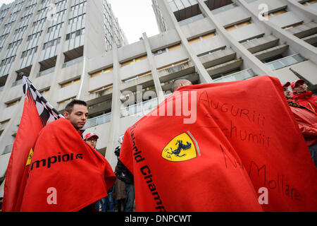 die französischen Alpen, Frankreich. 3. Januar 2014. Am Tag des Schumachers 45. Geburtstag stehen Fans vor "Centre Hospitalier Universitaire" (CHU) Krankenhaus in Grenoble, in der Nähe von den französischen Alpen, Frankreich, 3. Januar 2014. Ehemaliger Formel ein deutscher Rennfahrer Michael Schumacher ist immer noch in einem kritischen Zustand, nachdem er Notoperation unterzog sich nach seiner Zulassung im Koma mit einem Schädel Trauma nach einem Skiunfall in Meribel, laut Krankenhaus in Grenoble. Foto: David Ebener/Dpa/Alamy Live News Stockfoto