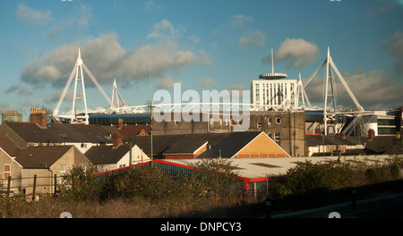 Ein Blick aus dem Zug das Millennium Stadium über die Dächer der Gebäude beherbergt Cardiff Wales UK KATHY DEWITT Stockfoto