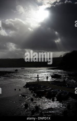 einsame Figur am Ufer bei stoke Gabriel, Fluss Dart, Devon, South Hams, Strand, blau, Großbritannien, British, Stuhl, Küste, Küste, Stockfoto