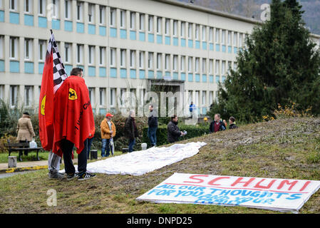 die französischen Alpen, Frankreich. 3. Januar 2014. Am Tag des Schumachers 45. Geburtstag stehen Fans vor "Centre Hospitalier Universitaire" (CHU) Krankenhaus in Grenoble, in der Nähe von den französischen Alpen, Frankreich, 3. Januar 2014. Ehemaliger Formel ein deutscher Rennfahrer Michael Schumacher ist immer noch in einem kritischen Zustand, nachdem er Notoperation unterzog sich nach seiner Zulassung im Koma mit einem Schädel Trauma nach einem Skiunfall in Meribel, laut Krankenhaus in Grenoble. Foto: David Ebener/Dpa/Alamy Live News Stockfoto