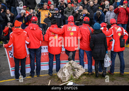 die französischen Alpen, Frankreich. 3. Januar 2014. Am Tag des Schumachers 45. Geburtstag stehen Fans vor "Centre Hospitalier Universitaire" (CHU) Krankenhaus in Grenoble, in der Nähe von den französischen Alpen, Frankreich, 3. Januar 2014. Ehemaliger Formel ein deutscher Rennfahrer Michael Schumacher ist immer noch in einem kritischen Zustand, nachdem er Notoperation unterzog sich nach seiner Zulassung im Koma mit einem Schädel Trauma nach einem Skiunfall in Meribel, laut Krankenhaus in Grenoble. Foto: David Ebener/Dpa/Alamy Live News Stockfoto