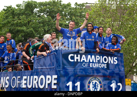 Chelsea-Spieler und Trainerstab parade der europäischen und F-A-Cups in einem offenen Bus nach unten der Fulham Road Stockfoto