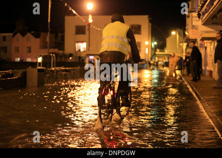 Instow, Nord-Devon, UK. 3. Januar 2014. Überschwemmungen in Ilfracombe, als riesige Wellen zerschlagen in der Nord-Devon Küste. Bildnachweis: Joanne Roberts/Alamy Live-Nachrichten Stockfoto