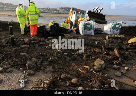 Instow, Nord-Devon, UK. 3. Januar 2014. Arbeiter stürzen, um einen Deich vor diesem Abend Flut zu Flicken, nachdem die Wand nach unten von heute Morgen Sturm in Instow, North Devon zerschlagen wurde. Bildnachweis: Joanne Roberts/Alamy Live-Nachrichten Stockfoto