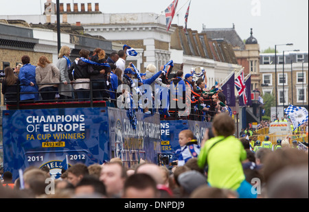 Chelsea-Spieler und Trainerstab parade der europäischen und F-A-Cups in einem offenen Bus nach unten der Fulham Road Stockfoto