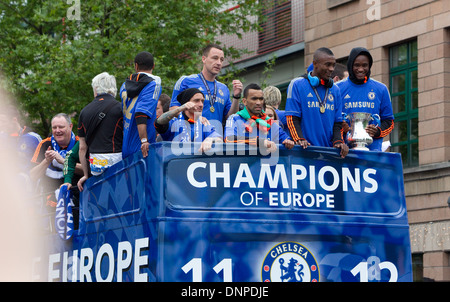 Chelsea-Spieler und Trainerstab parade der europäischen und F-A-Cups in einem offenen Bus nach unten der Fulham Road Stockfoto