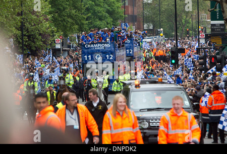 Chelsea-Spieler und Trainerstab parade der europäischen und F-A-Cups in einem offenen Bus nach unten der Fulham Road Stockfoto