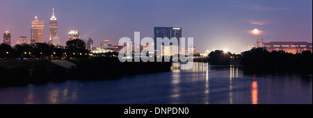 USA, Indiana, Indianapolis, Mondaufgang über Stadt Stockfoto