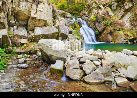 Der Zaskalnik Wasserfall in den Bergen von Pieniny, Polen. Stockfoto