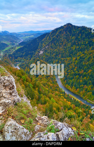 Der Dunajec-Fluss-Schlucht Blick von Sokolica Berg (847 m - Polen), Leśnica (Slowakei). Stockfoto