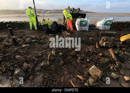 Instow, Nord-Devon, UK. 3. Januar 2014. Arbeiter stürzen, um einen Deich vor diesem Abend Flut zu Flicken, nachdem die Wand nach unten von heute Morgen Sturm in Instow, North Devon zerschlagen wurde. Bildnachweis: Joanne Roberts/Alamy Live-Nachrichten Stockfoto