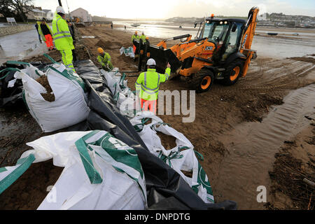 Instow, Nord-Devon, UK. 3. Januar 2014. Arbeiter stürzen, um einen Deich vor diesem Abend Flut zu Flicken, nachdem die Wand nach unten von heute Morgen Sturm in Instow, North Devon zerschlagen wurde. Bildnachweis: Joanne Roberts/Alamy Live-Nachrichten Stockfoto