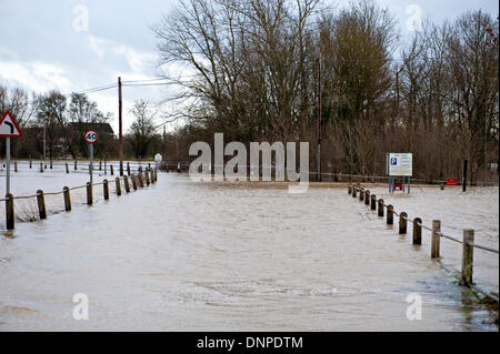 Yalding, Kent, 3. Januar 2014. Überschwemmungen in Hampstead Lane, Yalding, Kent. Bildnachweis: Patrick Nairne/Alamy Live-Nachrichten Stockfoto