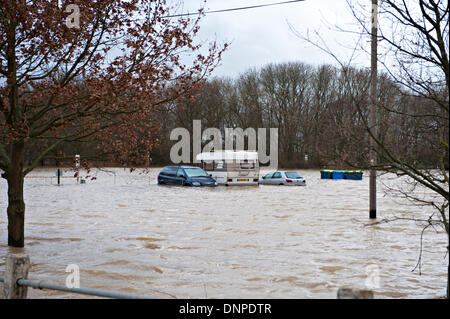 Yalding, Kent, UK. 3. Januar 2014. Fahrzeuge, die in einer überfluteten Parkplatz verlassen in der Nähe von Anna Brücke. Bildnachweis: Patrick Nairne/Alamy Live-Nachrichten Stockfoto