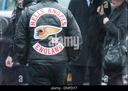 Golders Green Krematorium, London, UK. 3. Januar 2014. Ronnie Biggs wurde heute am Golders Green Crematorium inmitten von Scharen von Gratulanten und ein starker Polizeipräsenz eingeäschert. Biggs, die Bekanntheit für seine Rolle in der 1963 Great Train Robbery gewann, war 36 Jahre auf der Flucht. Bildnachweis: Lee Thomas/Alamy Live-Nachrichten Stockfoto