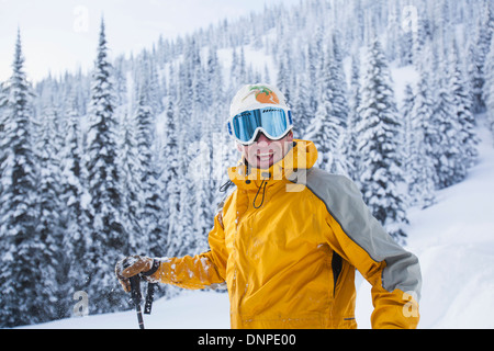 USA, Montana, Felchen, Porträt von männlichen Skifahrer Stockfoto