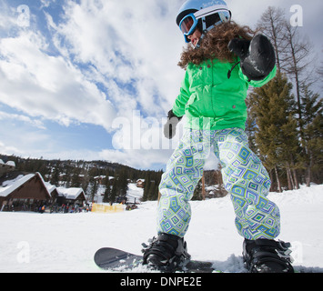 USA, Montana, Weißfisch, Mädchen auf snowboard Stockfoto