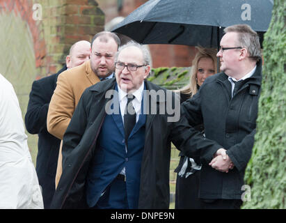 Golders Green Krematorium, London, UK. 3. Januar 2014. Ronnie Biggs wurde heute am Golders Green Crematorium inmitten von Scharen von Gratulanten und ein starker Polizeipräsenz eingeäschert. Biggs, die Bekanntheit für seine Rolle in der 1963 Great Train Robbery gewann, war 36 Jahre auf der Flucht. Bildnachweis: Lee Thomas/Alamy Live-Nachrichten Stockfoto