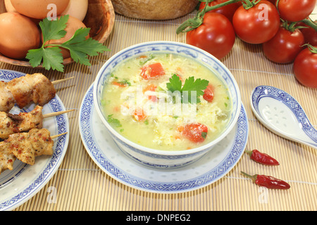 Asiatische Hühnersuppe mit Eiern, Nudeln und grünen Stockfoto