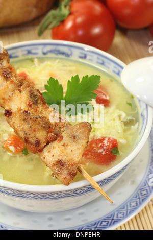 Asiatische Hühnersuppe mit Nudeln, Grüns, Eiern und Tomaten Stockfoto