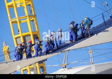 Oben in der O2 Menschen Sie klettern die Kuppel Dach, Millennium Dome, Greenwich, London Stockfoto